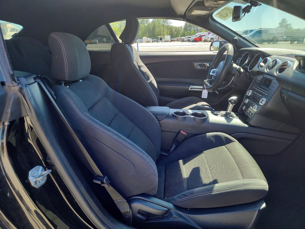 2017 FORD MUSTANG photo 19