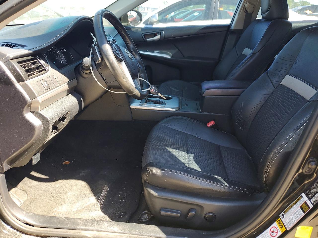 2014 TOYOTA CAMRY SE photo 13