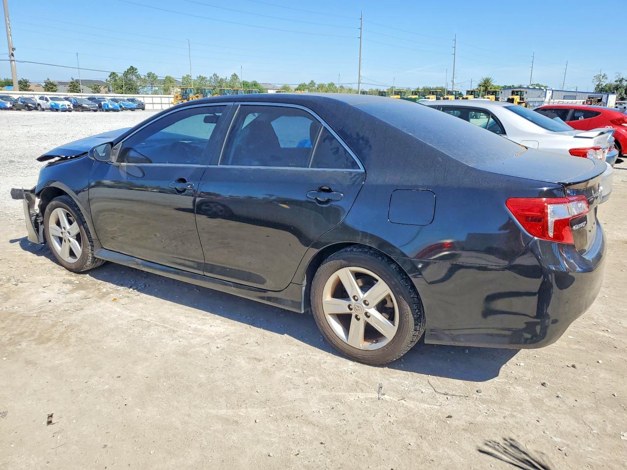 2014 TOYOTA CAMRY SE photo 3