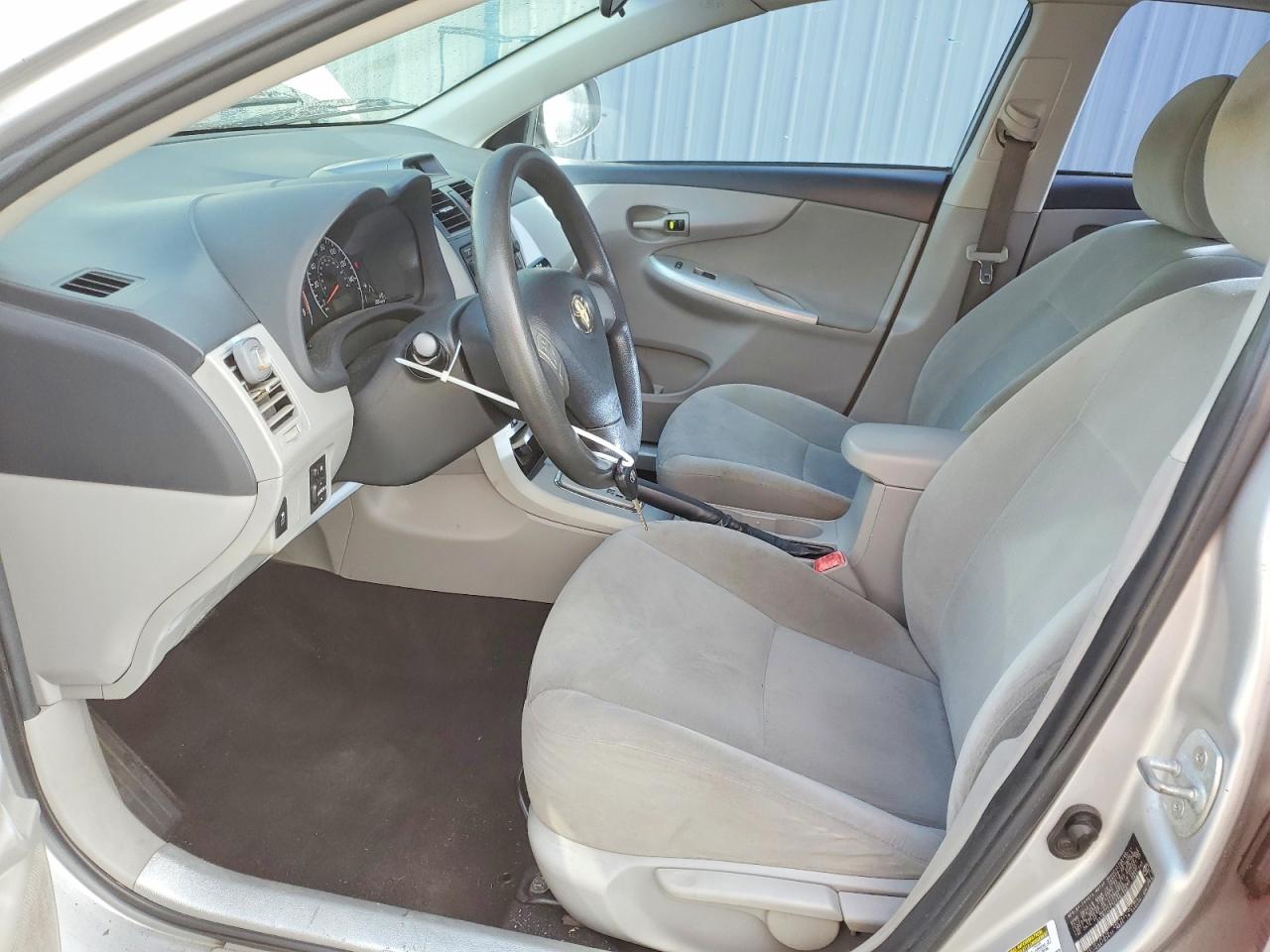 2012 TOYOTA COROLLA LE photo 13