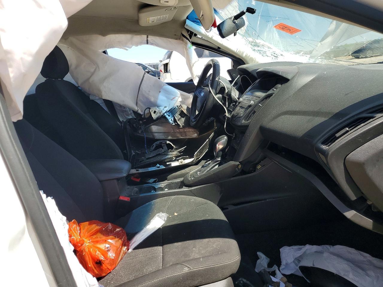 2018 FORD FOCUS SE photo 19