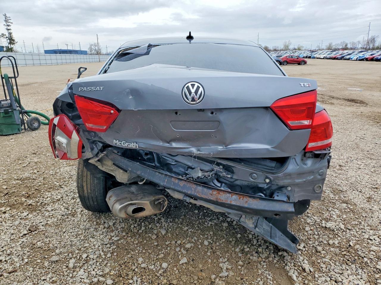2015 VOLKSWAGEN PASSAT S photo 6