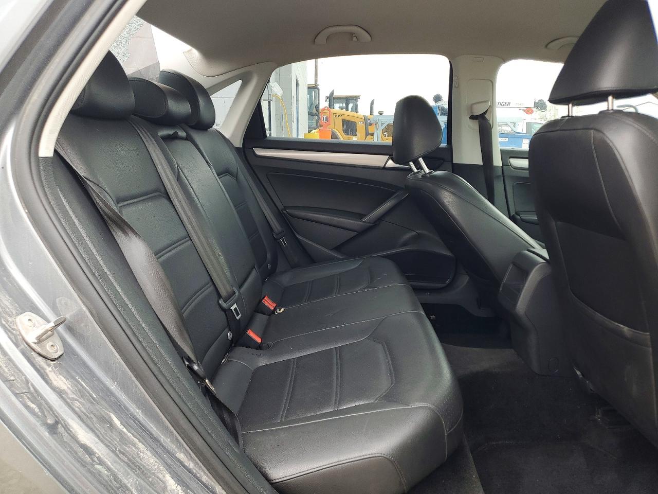 2015 VOLKSWAGEN PASSAT S photo 10