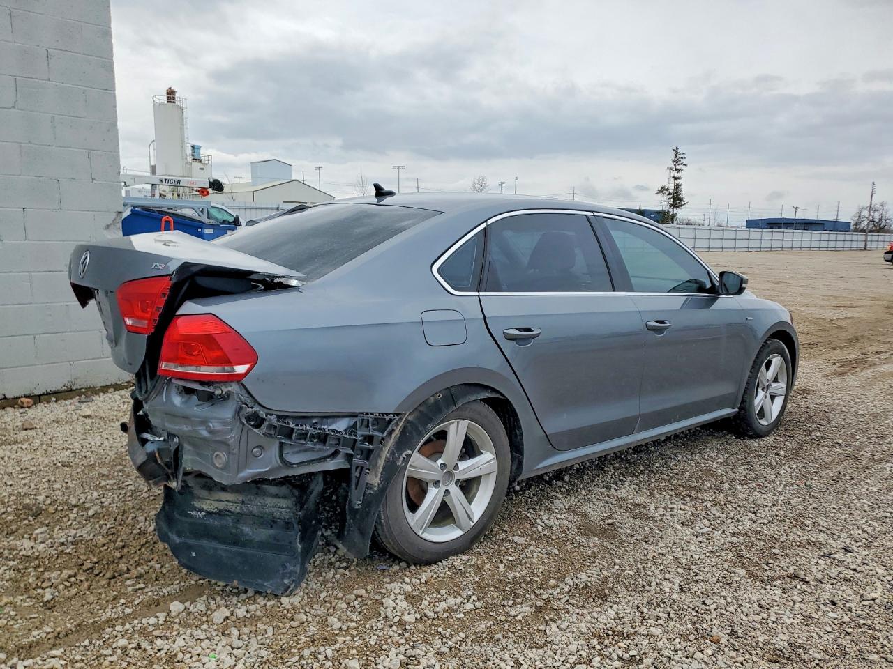 2015 VOLKSWAGEN PASSAT S photo 3