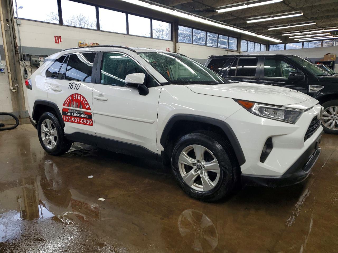 2021 TOYOTA RAV4 XLE photo 10