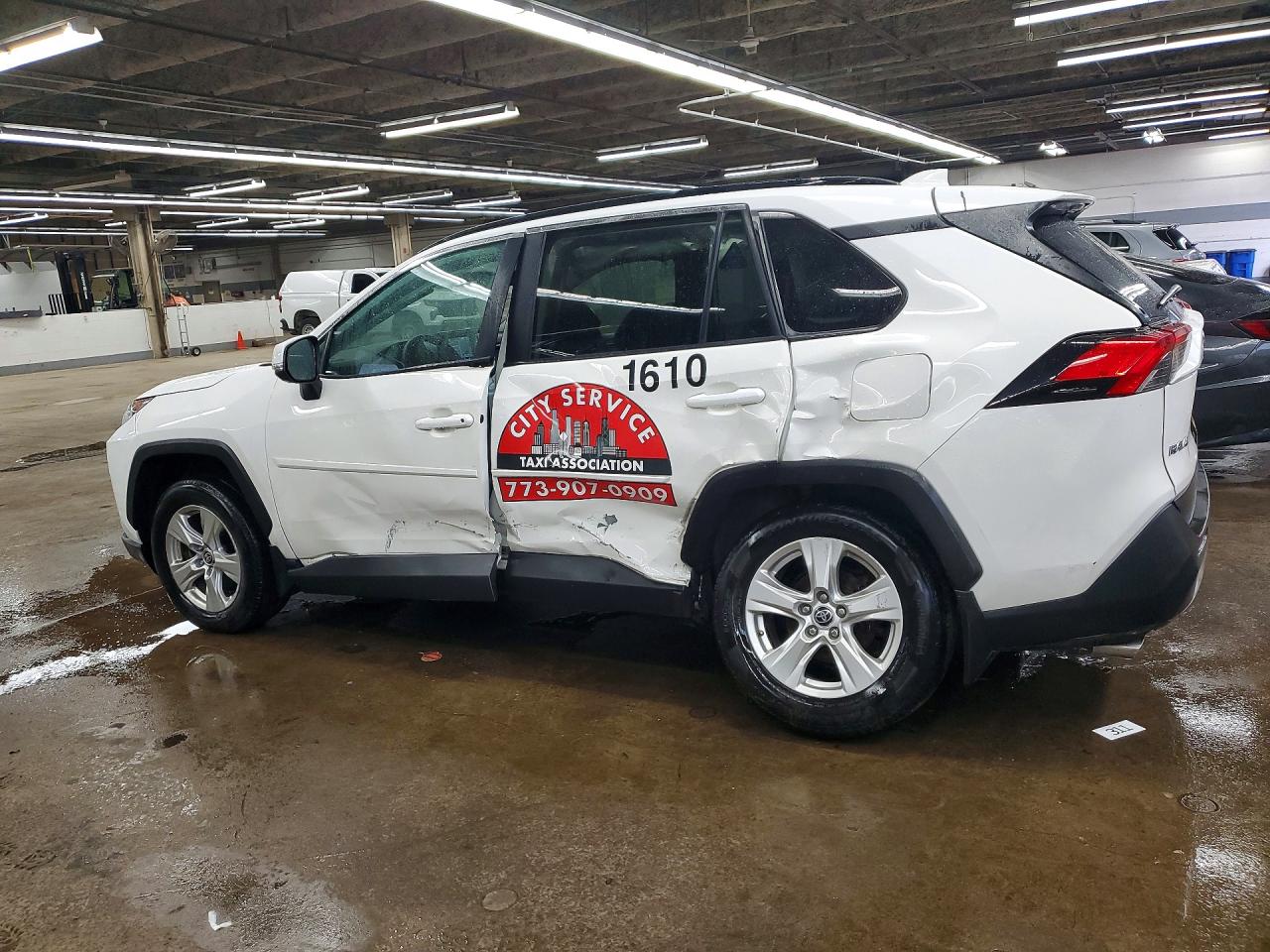 2021 TOYOTA RAV4 XLE photo 4