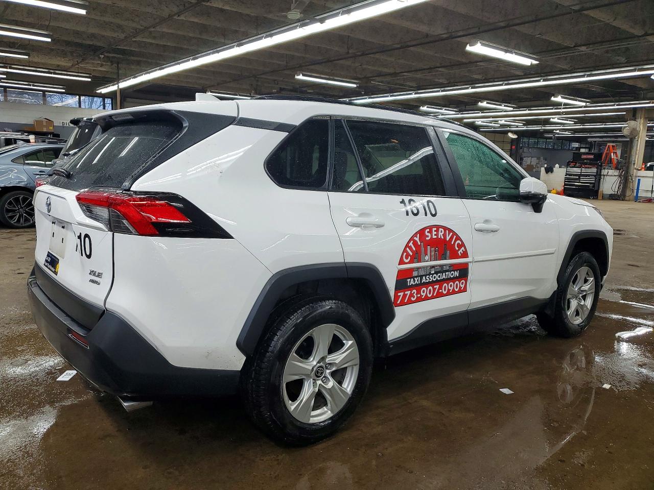 2021 TOYOTA RAV4 XLE photo 7