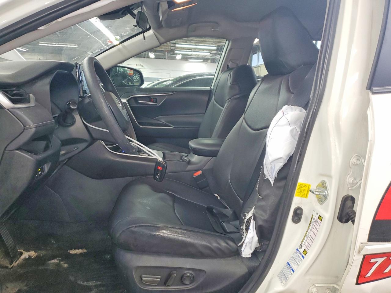 2021 TOYOTA RAV4 XLE photo 19