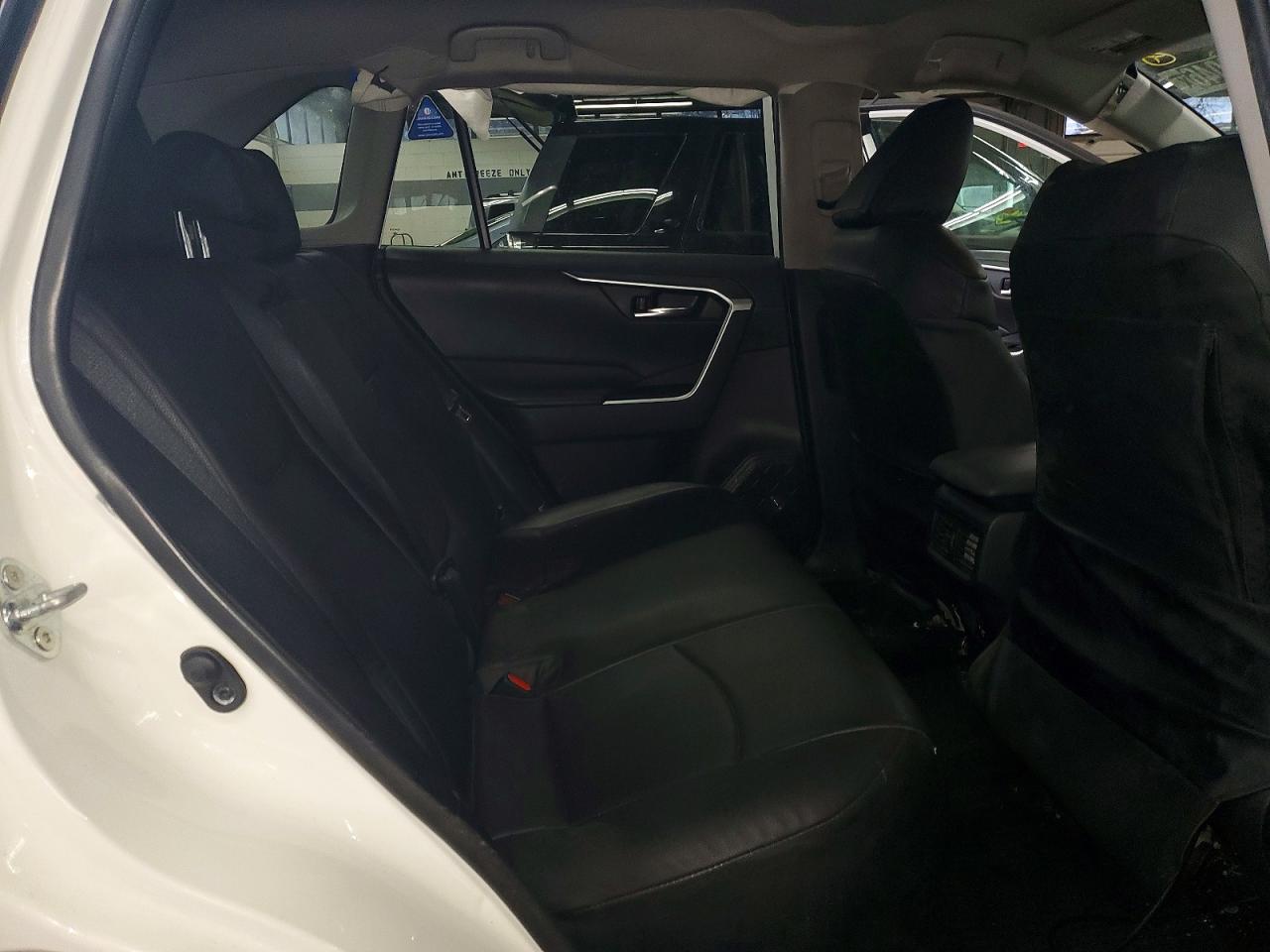 2021 TOYOTA RAV4 XLE photo 31