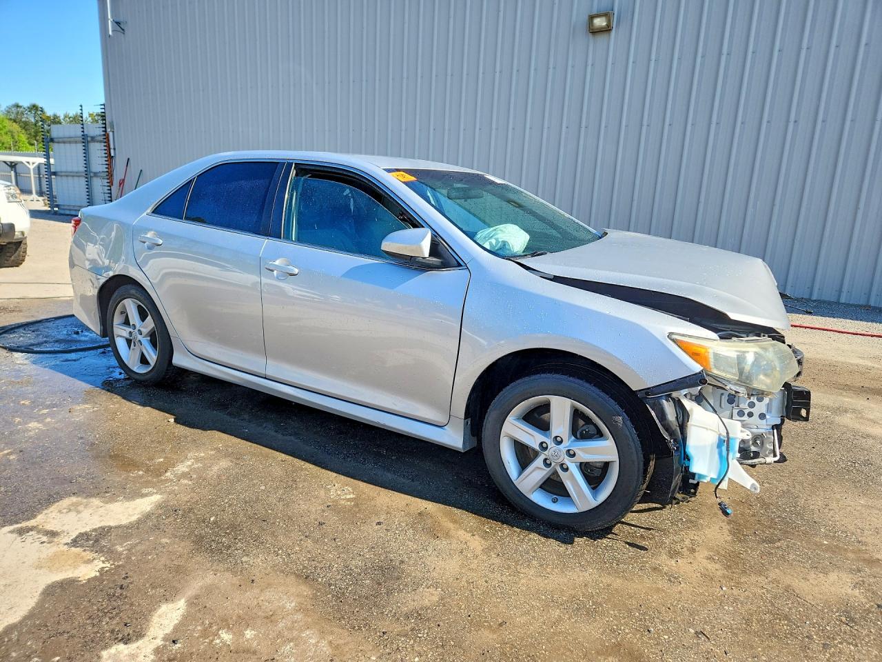 2014 TOYOTA CAMRY SE photo 4