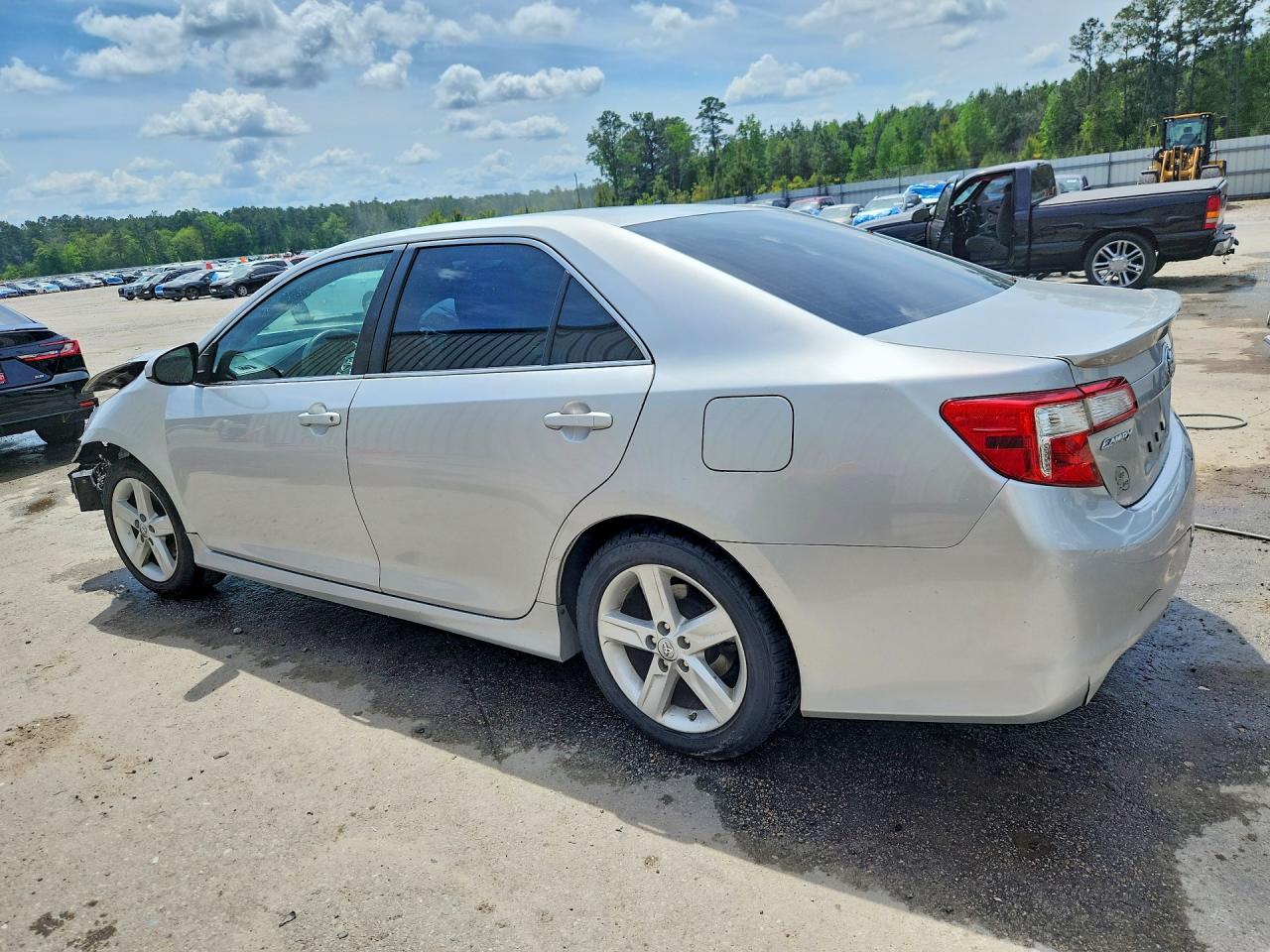 2014 TOYOTA CAMRY SE photo 2