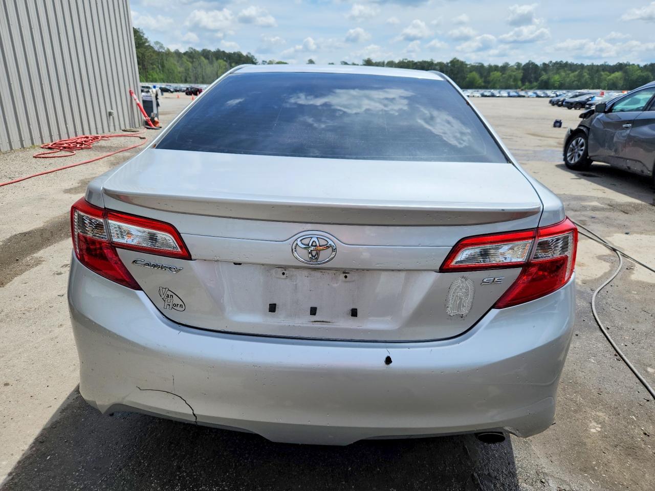 2014 TOYOTA CAMRY SE photo 6