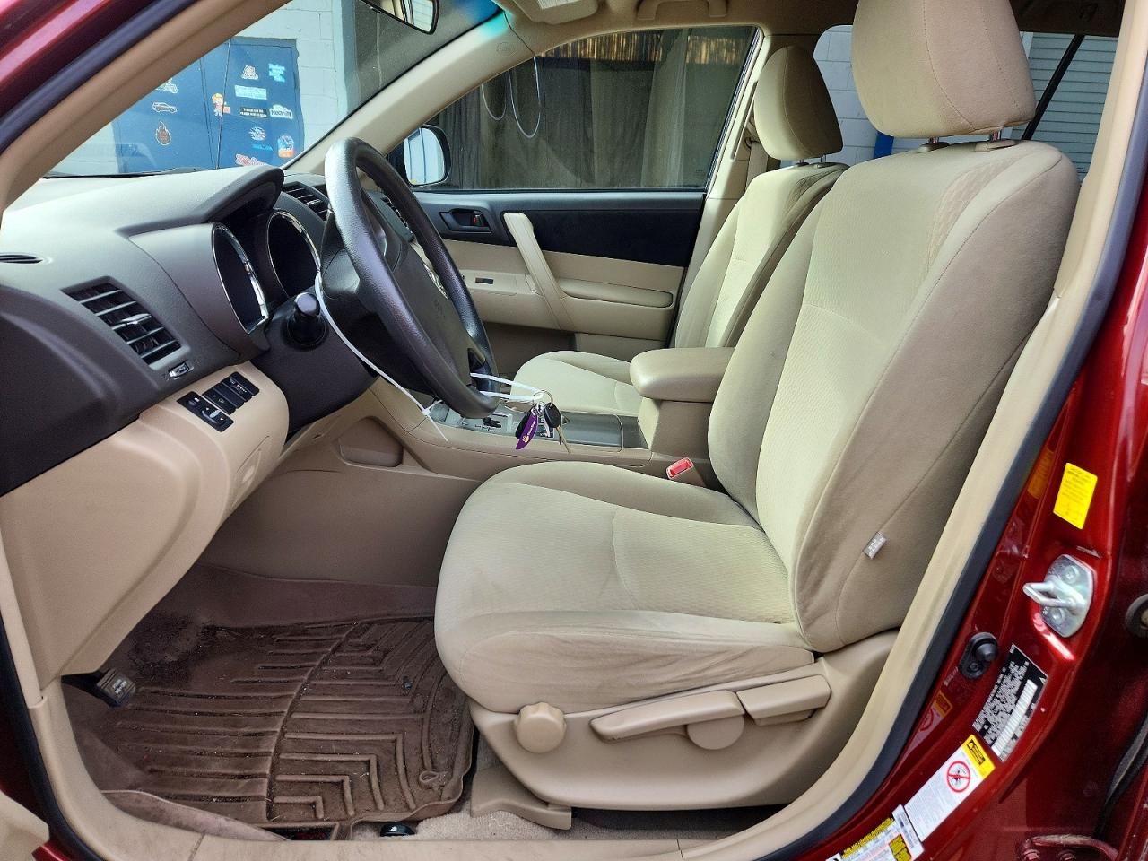 2010 TOYOTA HIGHLANDER BASE photo 19