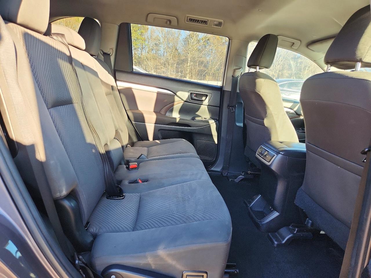 2019 TOYOTA HIGHLANDER LE photo 28