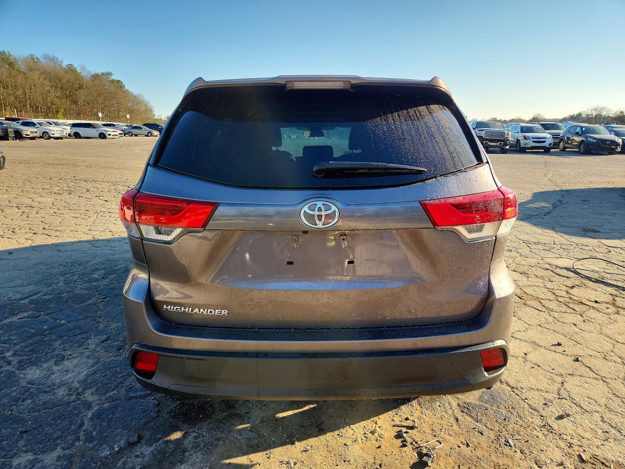 2019 TOYOTA HIGHLANDER LE photo 16