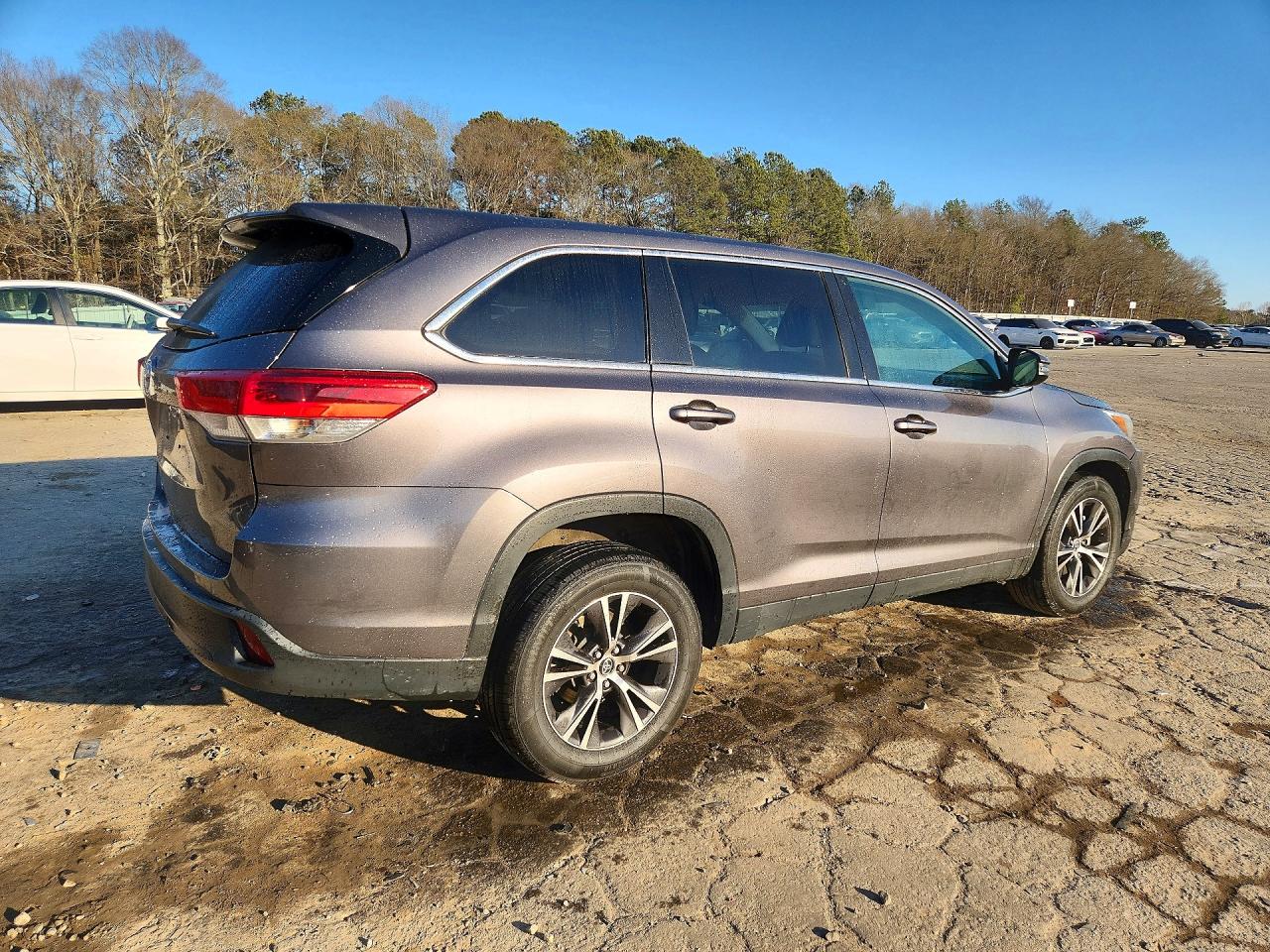 2019 TOYOTA HIGHLANDER LE photo 7
