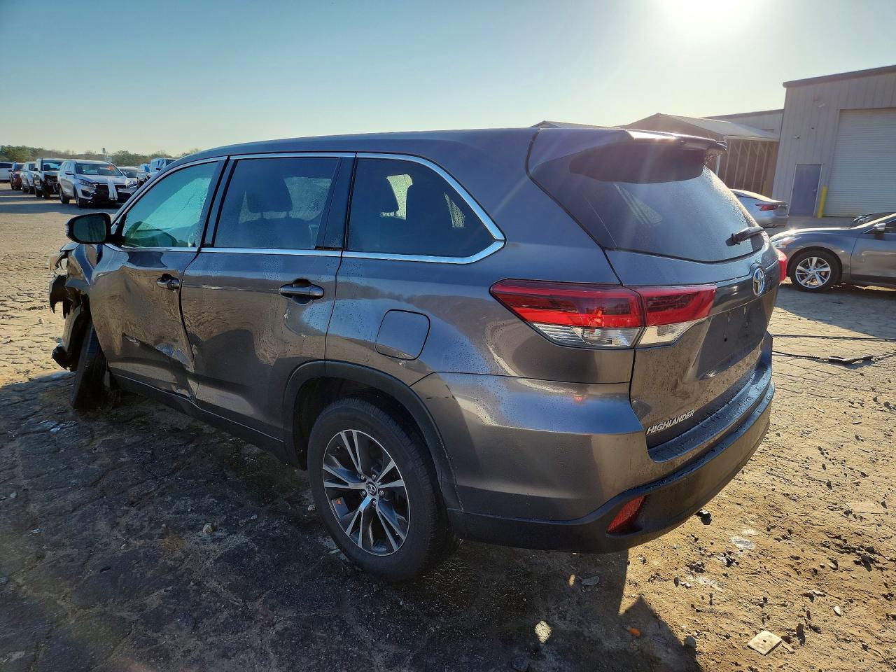 2019 TOYOTA HIGHLANDER LE photo 4