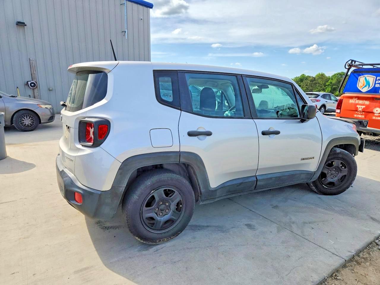 2015 JEEP RENEGADE SPORT photo 3