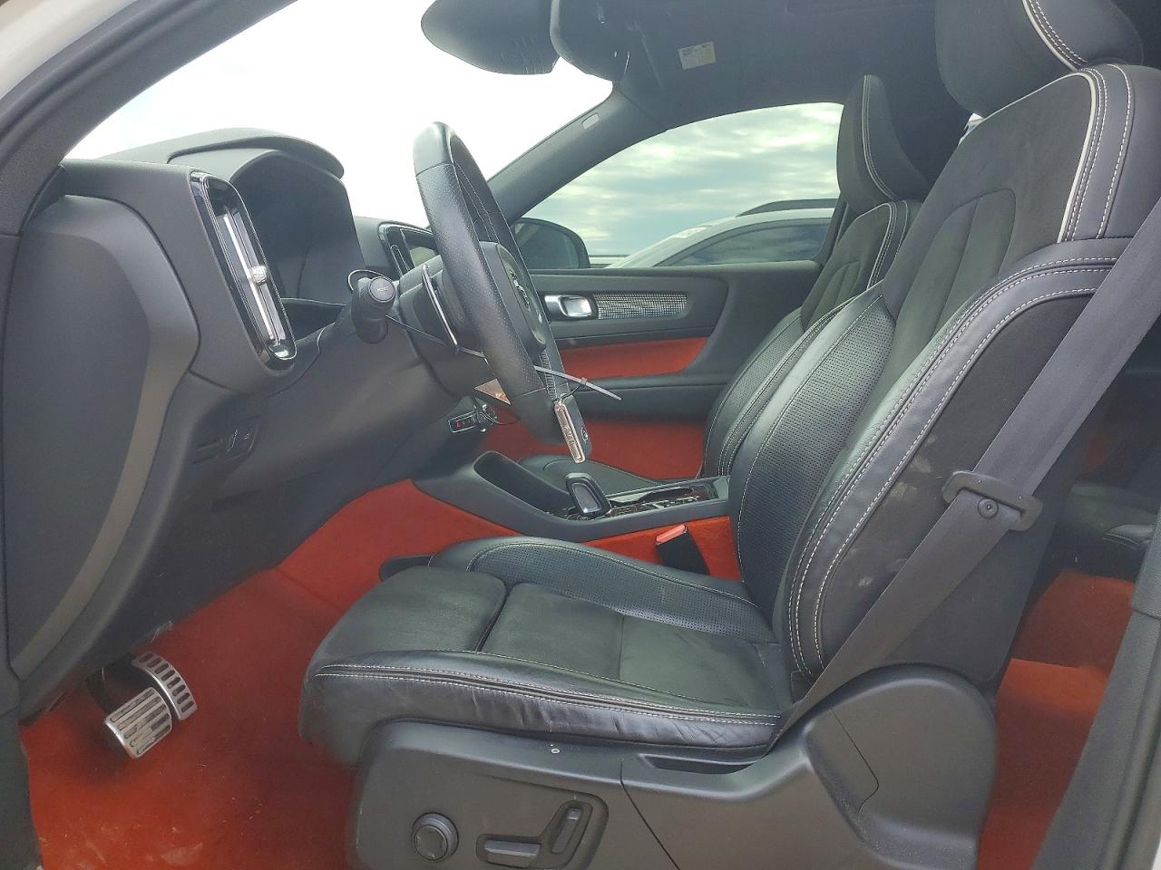 2019 VOLVO XC40 T5 MOMENTUM photo 19