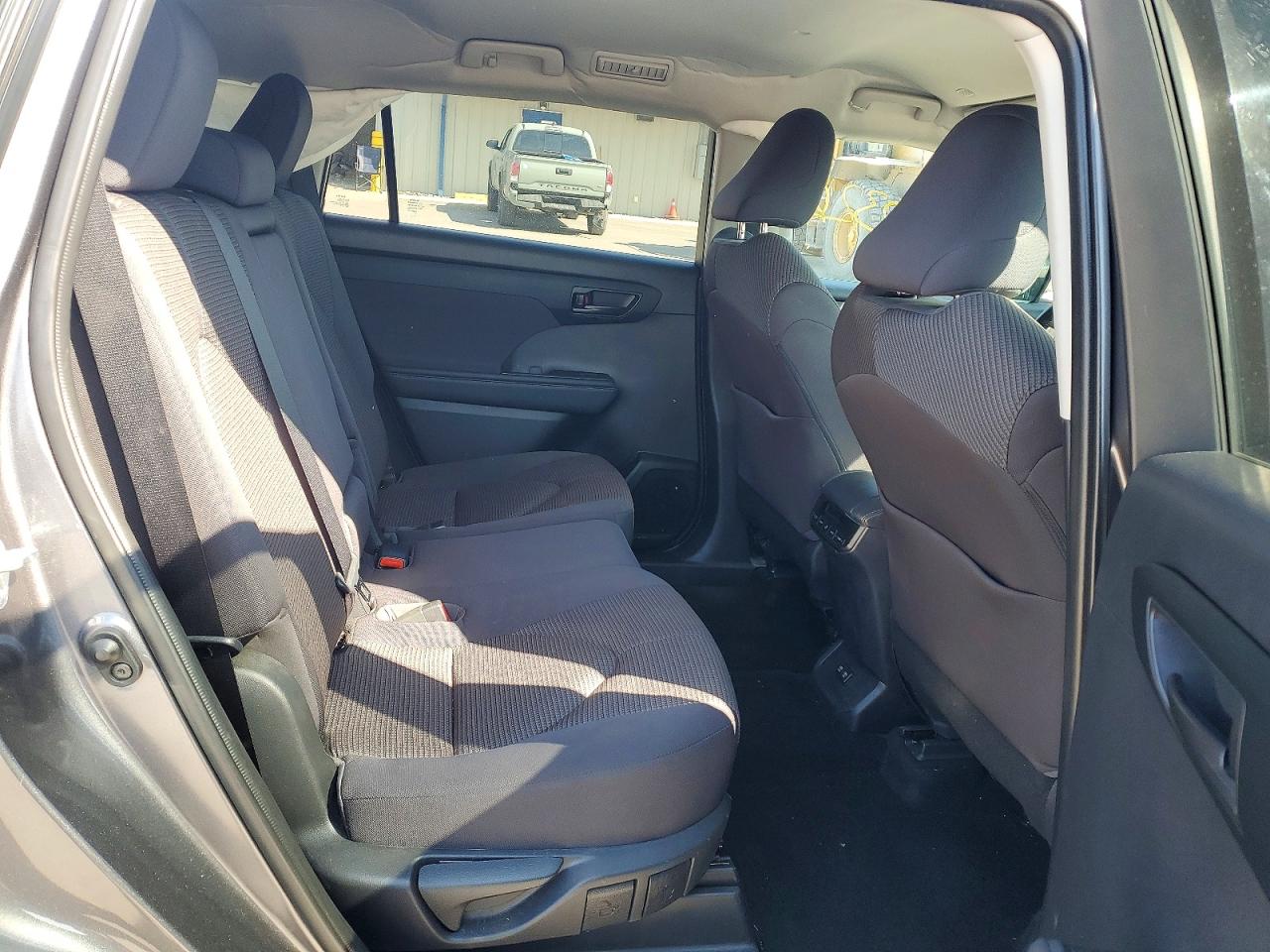 2021 TOYOTA HIGHLANDER LE photo 21
