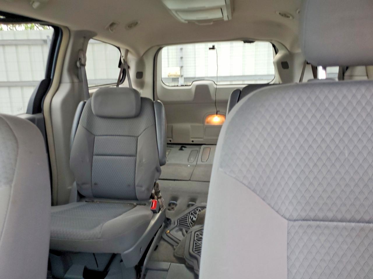 2010 CHRYSLER TOWN & COUNTRY TOURING photo 19