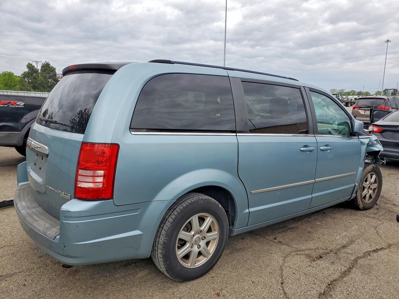 2010 CHRYSLER TOWN & COUNTRY TOURING photo 5