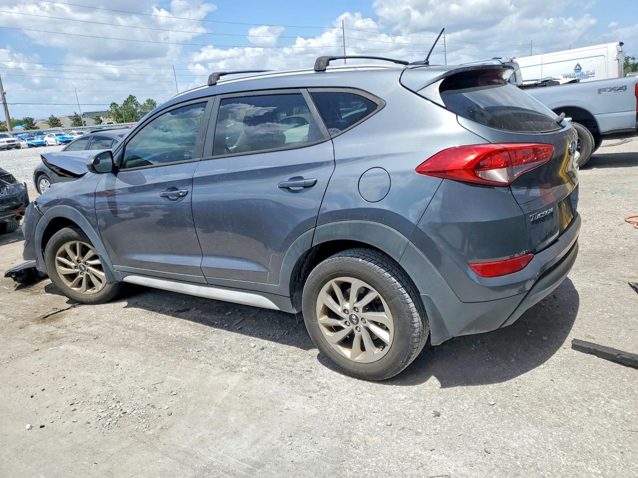 2017 HYUNDAI TUCSON SE photo 4