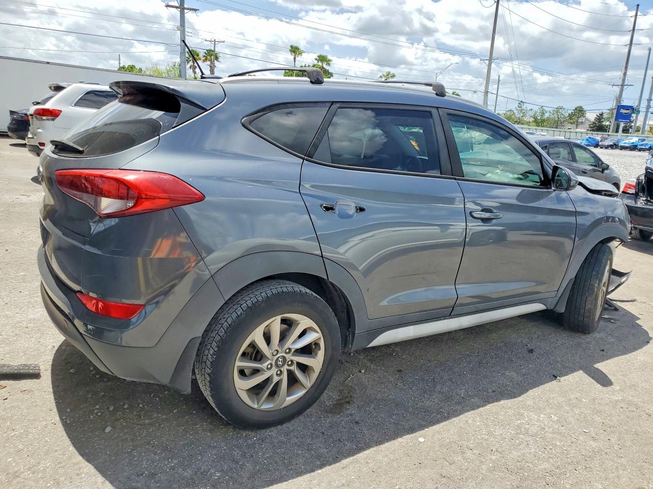 2017 HYUNDAI TUCSON SE photo 7