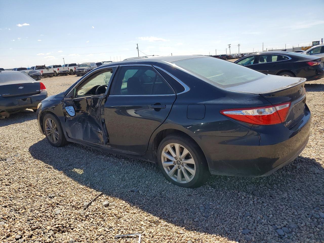 2016 TOYOTA CAMRY SE photo 3