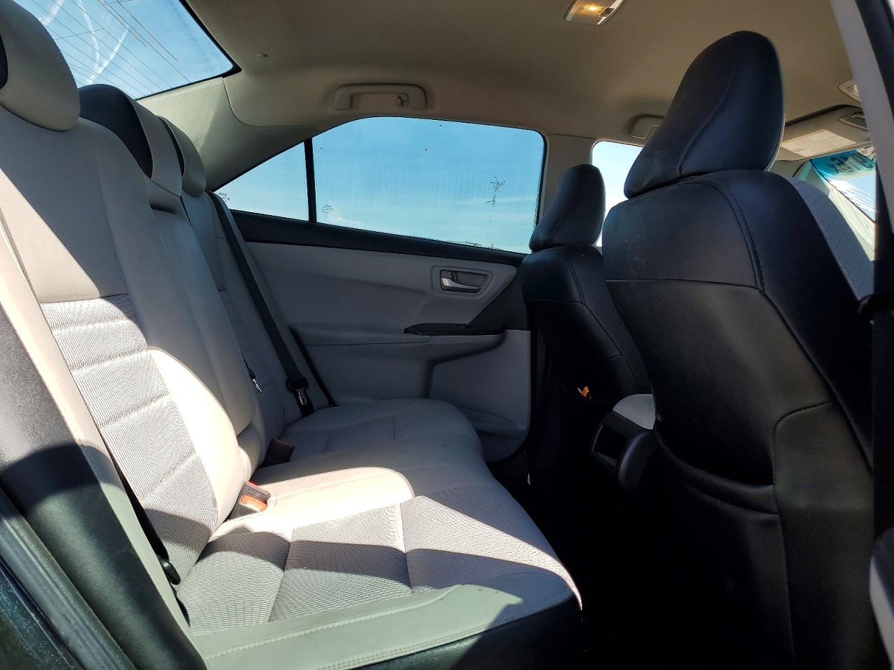 2016 TOYOTA CAMRY SE photo 19