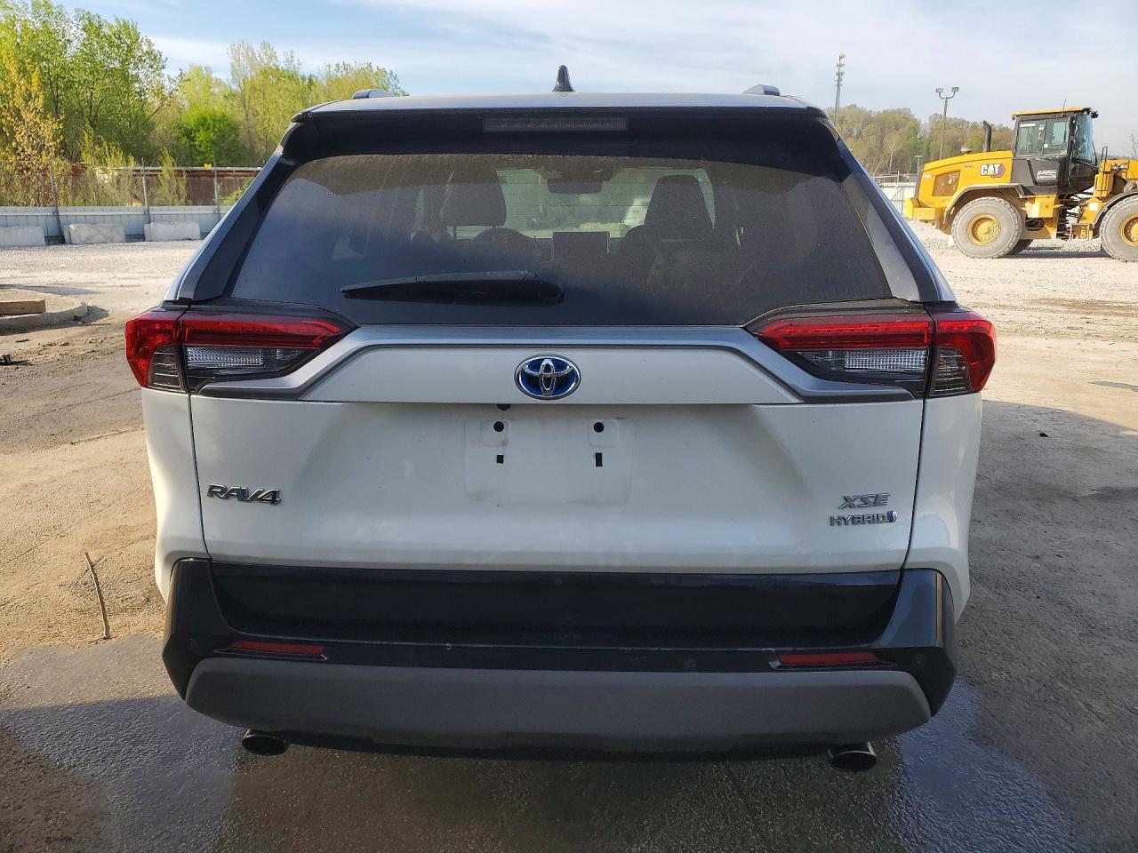 2021 TOYOTA RAV4 XSE photo 16