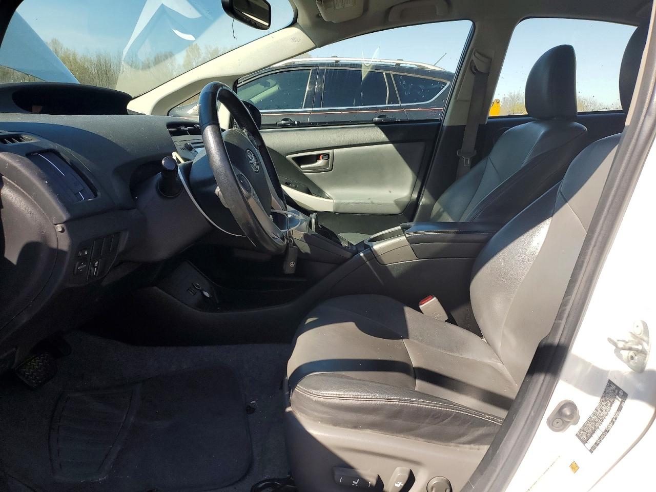 2014 TOYOTA PRIUS FOUR photo 13
