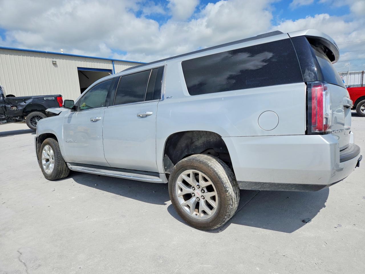 2015 GMC YUKON XL C1500 SLT photo 2