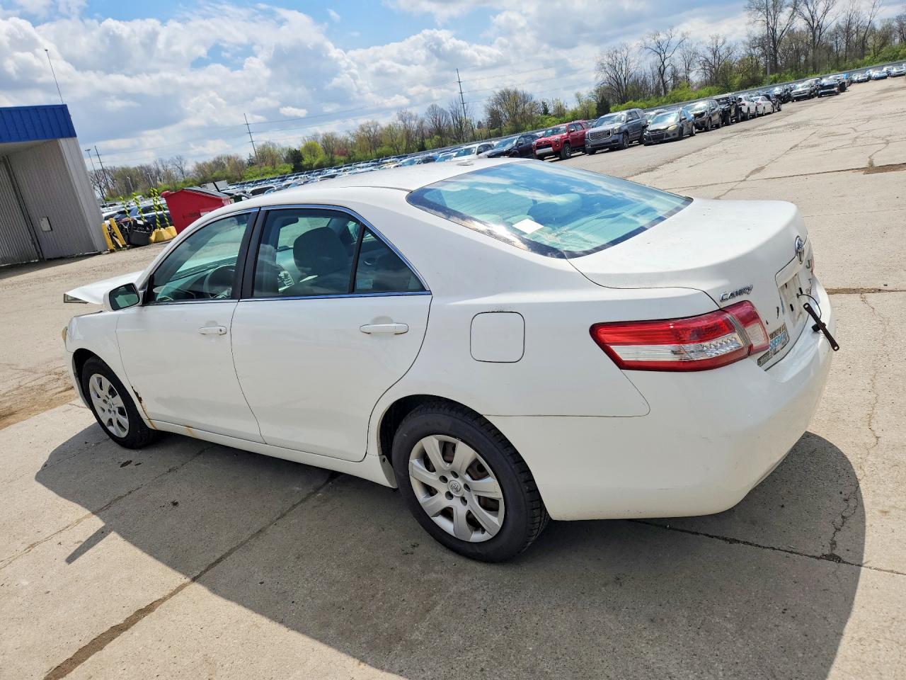 2010 TOYOTA CAMRY LE photo 3