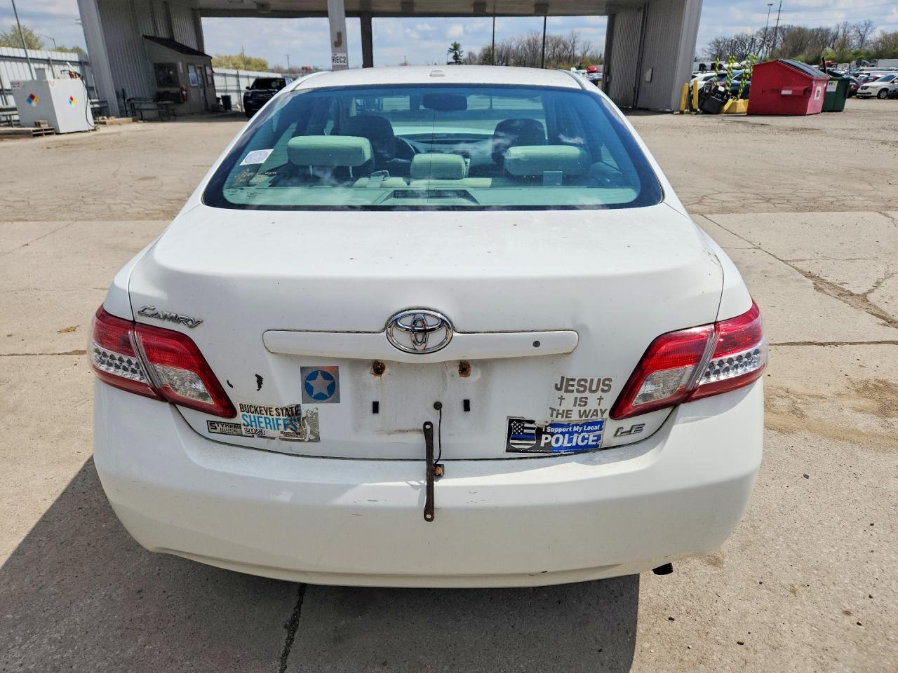 2010 TOYOTA CAMRY LE photo 11