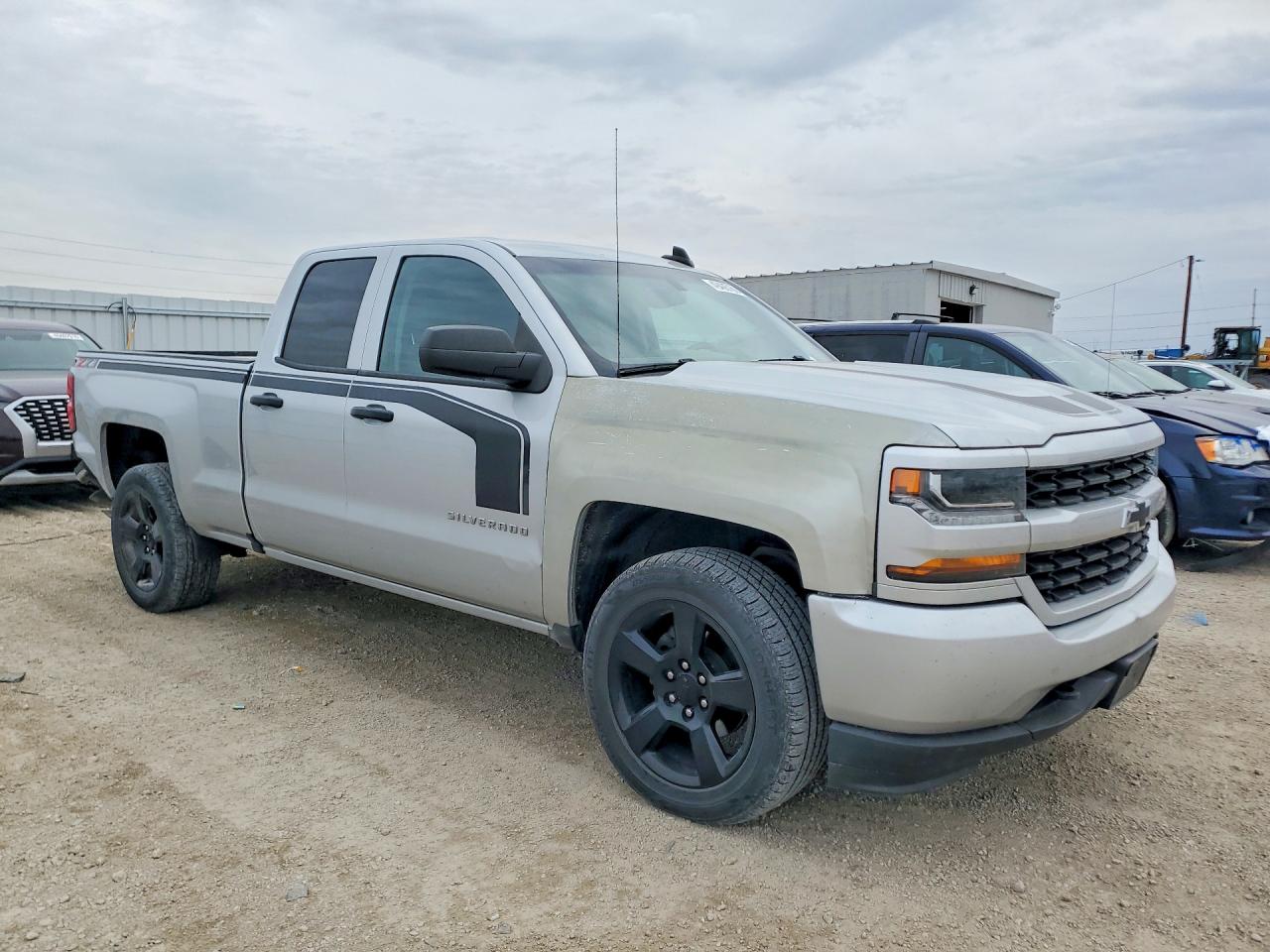 2017 CHEVROLET SILVERADO K1500 CUSTOM photo 10