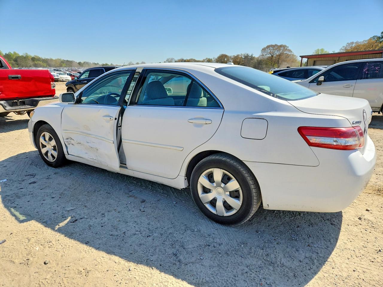 2011 TOYOTA CAMRY LE photo 4