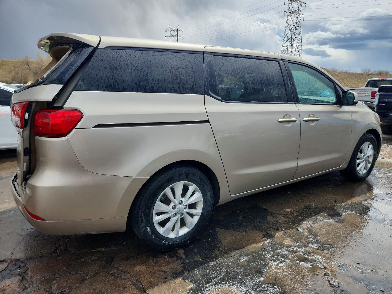 2017 KIA SEDONA LX photo 3