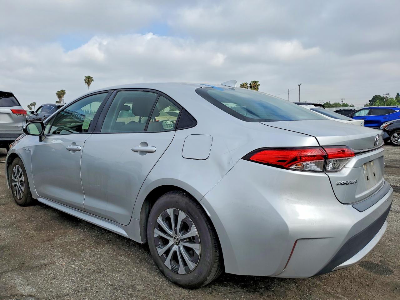2021 TOYOTA COROLLA LE photo 3