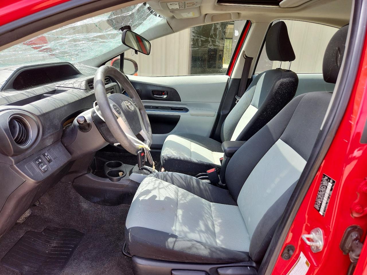 2013 TOYOTA PRIUS C THREE photo 19