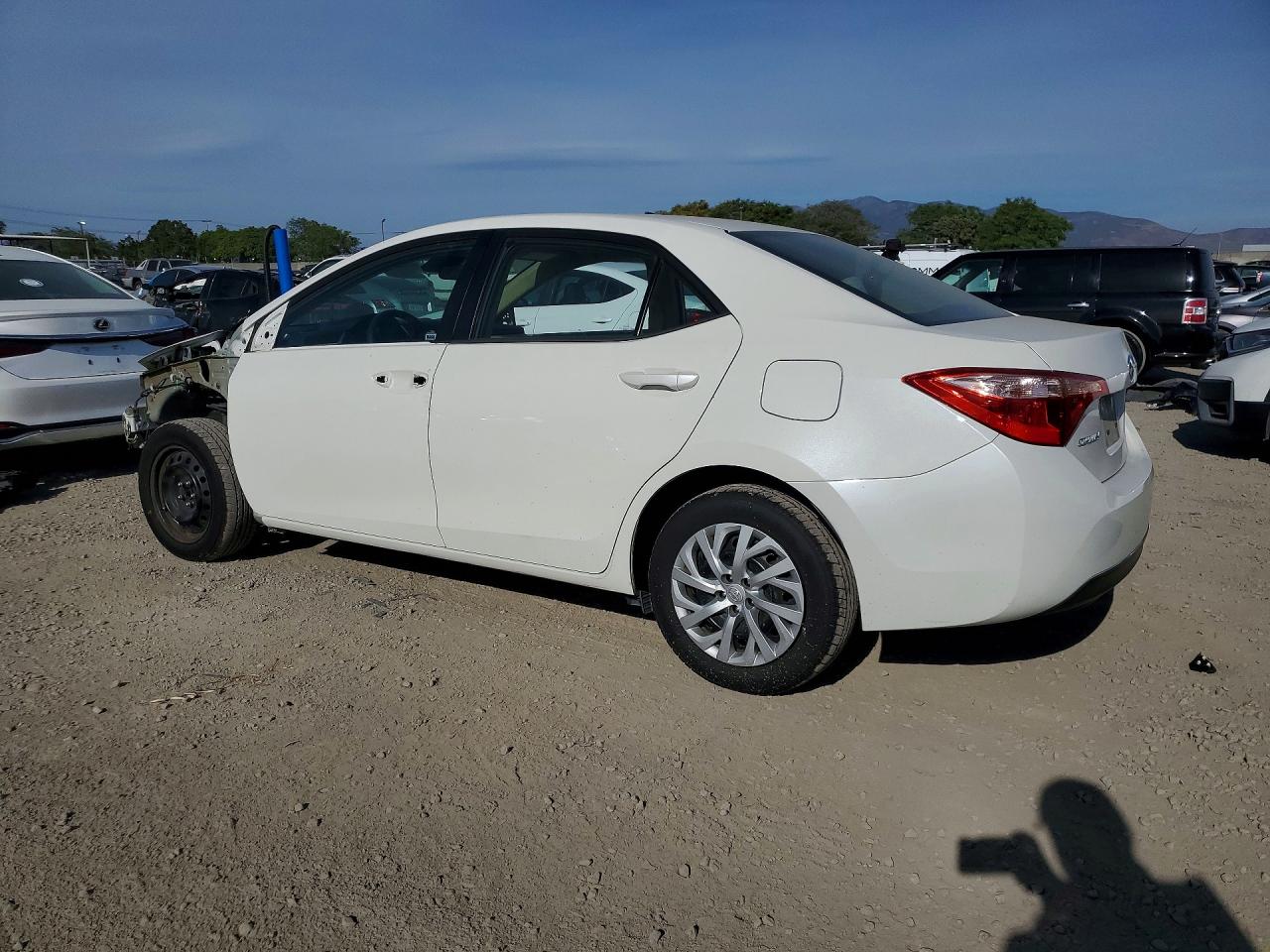 2017 TOYOTA COROLLA LE photo 3