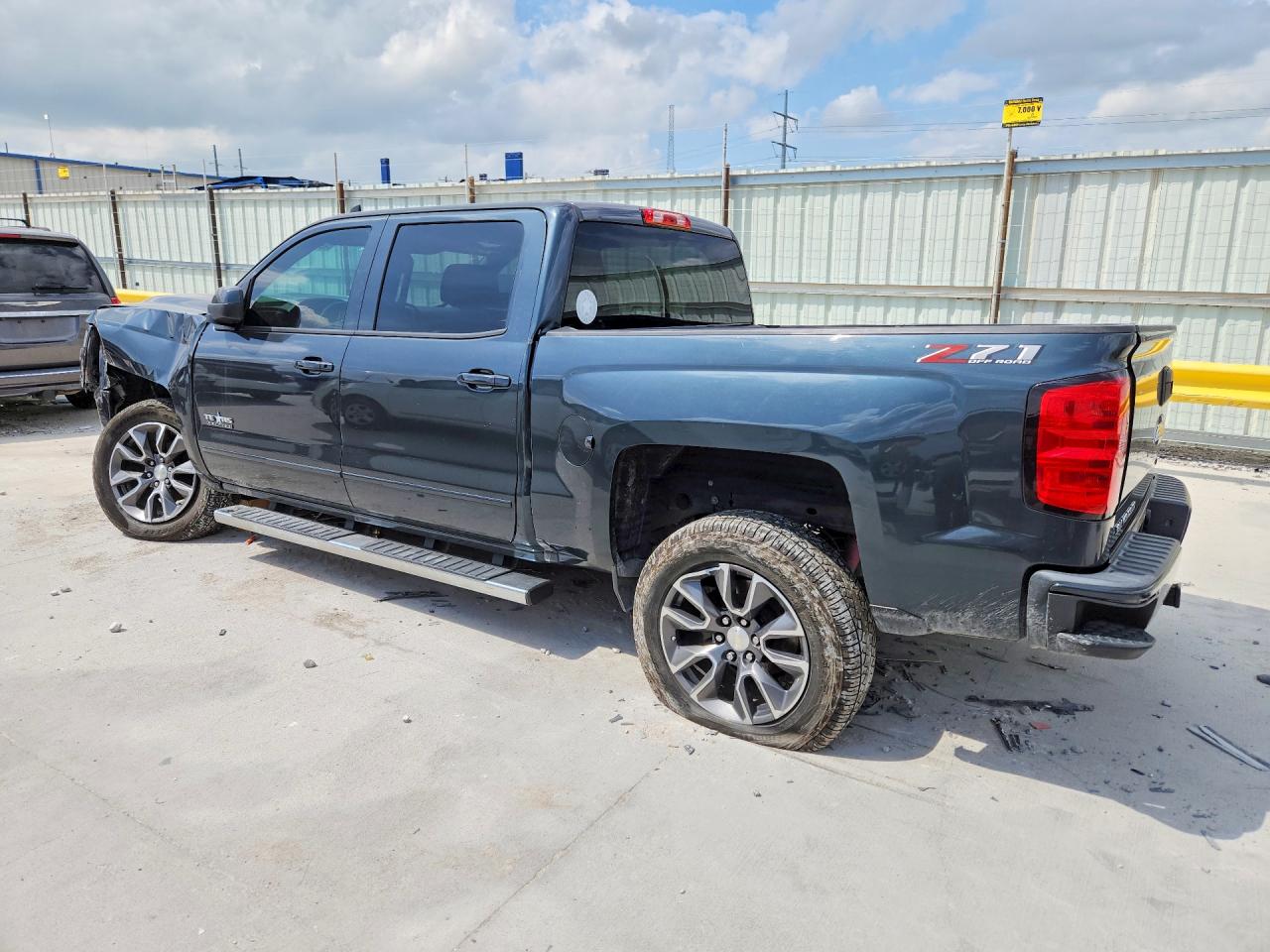 2018 CHEVROLET SILVERADO K1500 LT photo 2