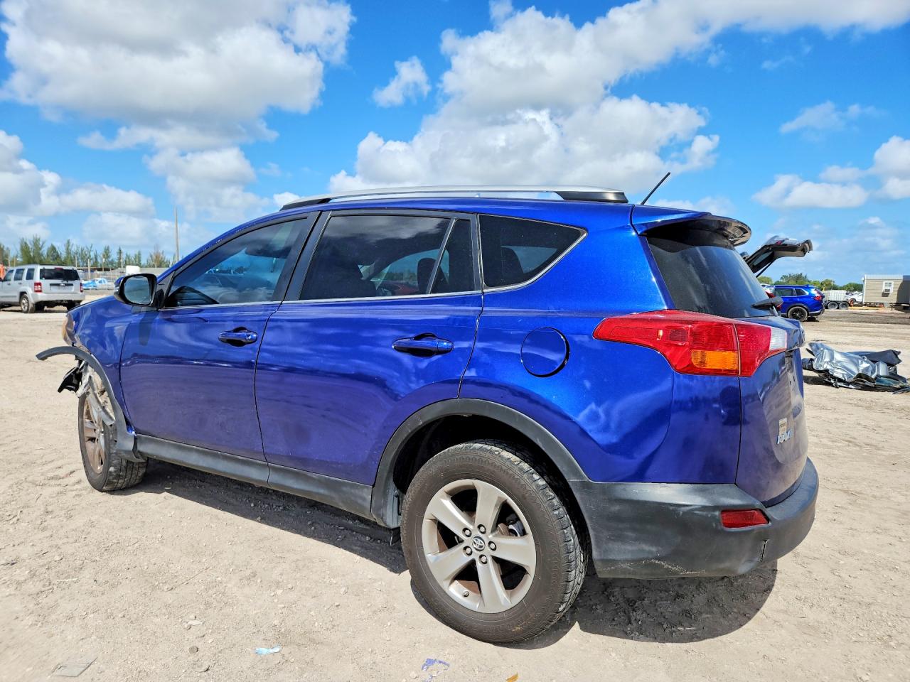 2015 TOYOTA RAV4 XLE photo 4