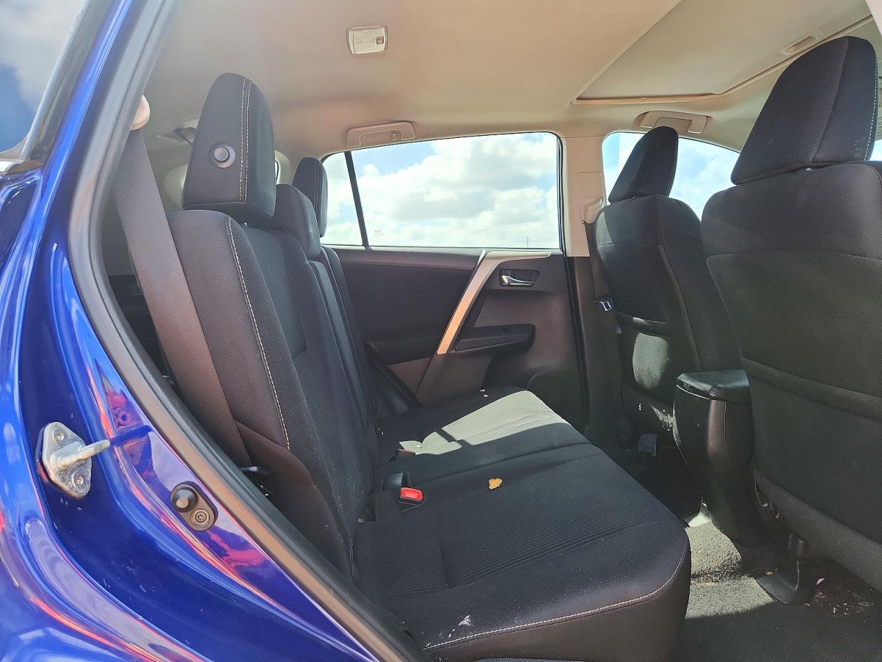 2015 TOYOTA RAV4 XLE photo 31
