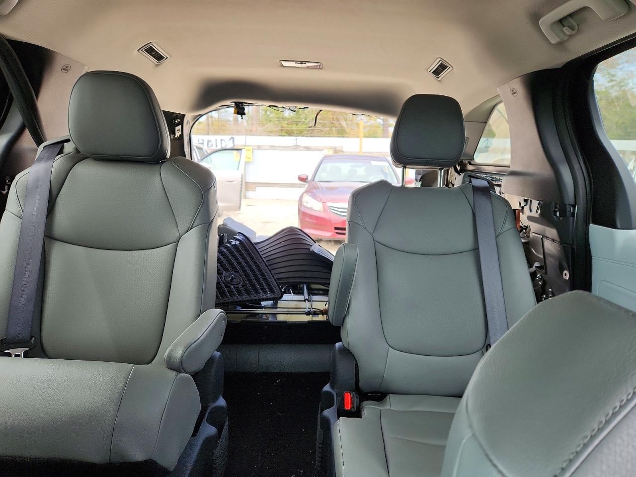 2025 TOYOTA SIENNA XLE 7-PASSENGER photo 19