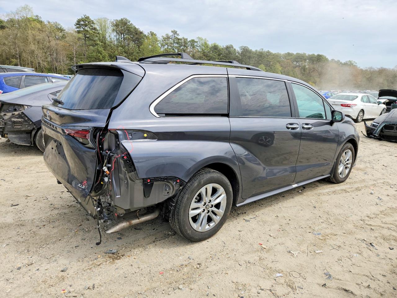 2025 TOYOTA SIENNA XLE 7-PASSENGER photo 5