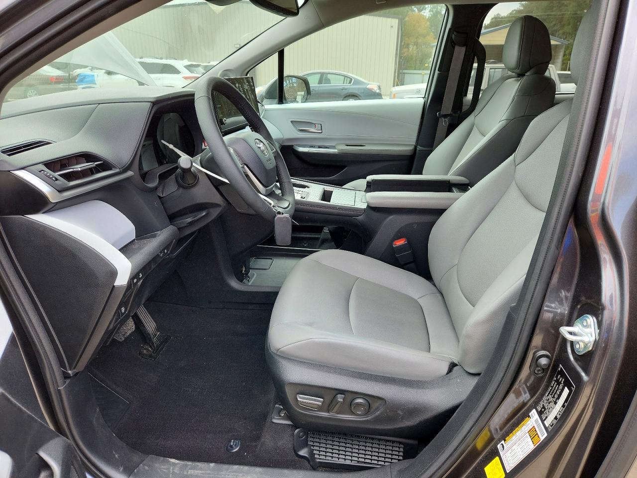 2025 TOYOTA SIENNA XLE 7-PASSENGER photo 13