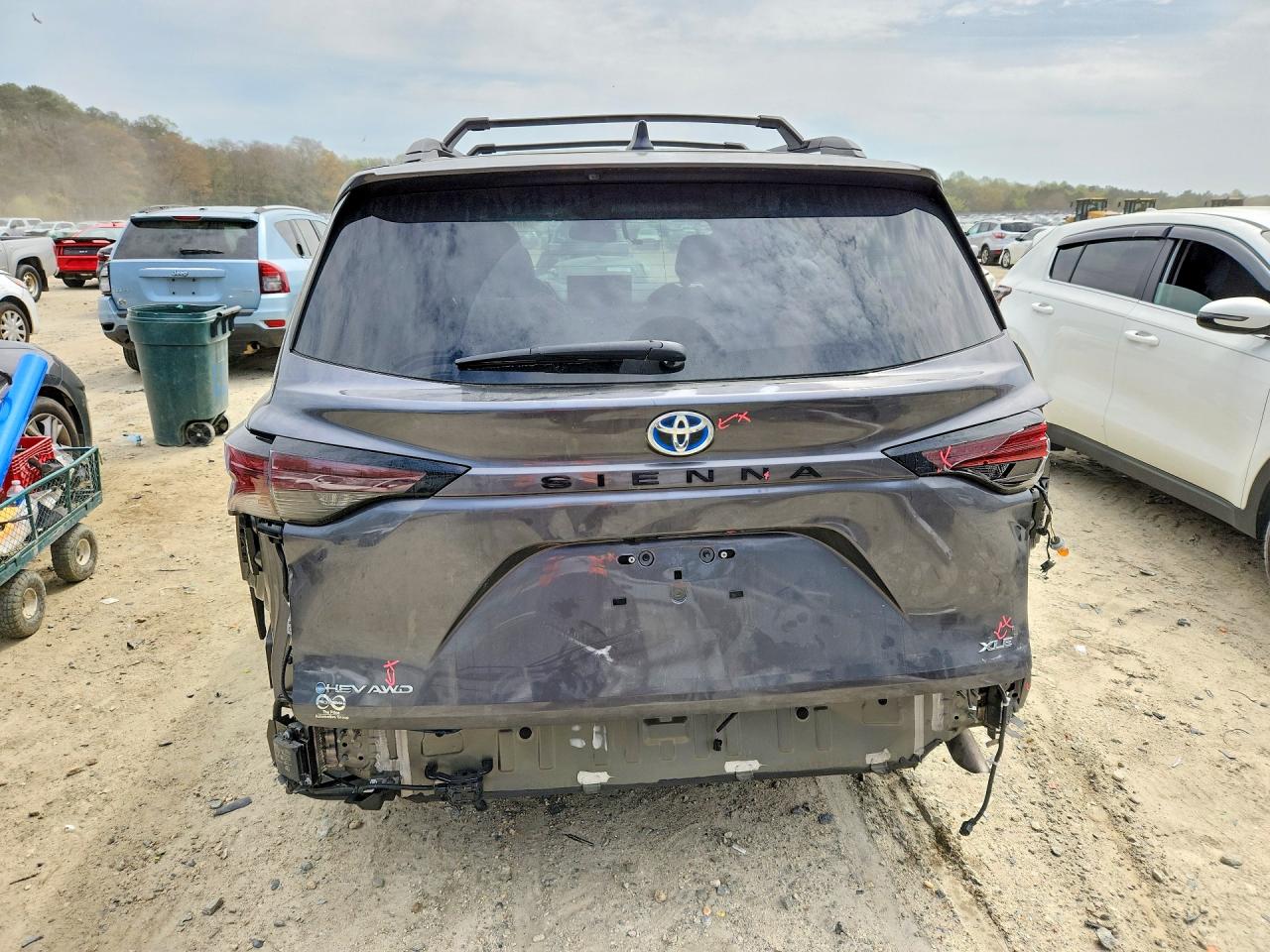 2025 TOYOTA SIENNA XLE 7-PASSENGER photo 11