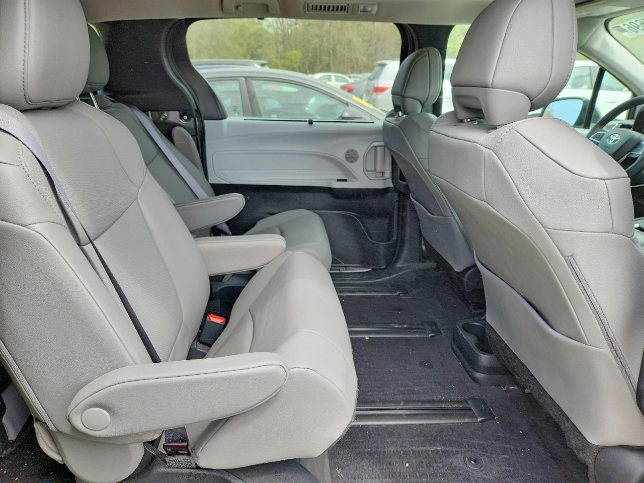 2025 TOYOTA SIENNA XLE 7-PASSENGER photo 21