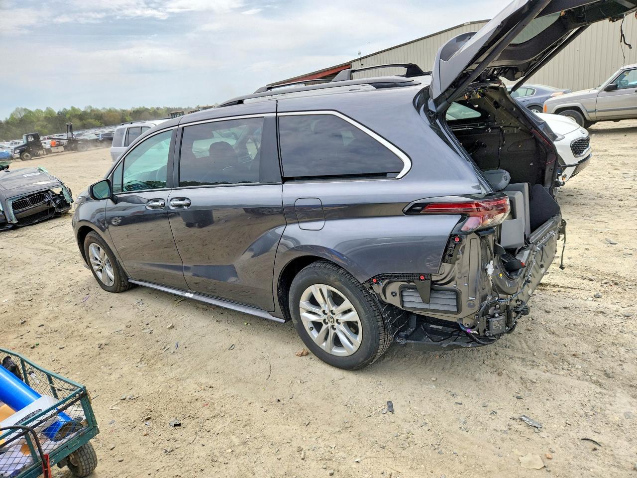 2025 TOYOTA SIENNA XLE 7-PASSENGER photo 3